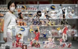 Des figurines et produits dérivés du manga japonais de volley-ball "Haikyu !!" dans un magasin éphémère à Tokyo, le 19 mai 2024