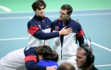 Le clan français dépité (ici le capitaine Paul-Henri Mathieu (à dr.) réconfortant Pierre-Hugues Herbert après la défaite devant la Belgique à Bologne, le 18 novembre 2025