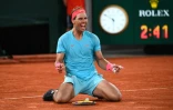 La joie de l'Espagnol Rafael Nadal après sa victoire face au Serbe Novak Djokovic, en finale du tournoi de Roland-Garros, le 11 octobre 2020 à Paris