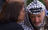 Le dirigeant palestinien Yasser Arafat et la représentante de l'Autorité palestinienne à Paris, Leila Shahid, après sa rencontre avec le président français Jacques Chirac le 29 juillet 2000 à l'Élysée