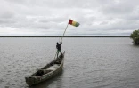 Un pêcheur en pirogue à Touguiyire, dans la préfecture de Forécariah, le 4 septembre 2025 en Guinée
