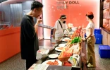 Des clients goûtent des lamelles épicées dans une boutique à Changsha, dans la province du Hunan, le 17 juin 2026 dans le centre de la Chine
