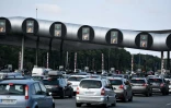 Au péage de Saint-Arnoult-en Yvelines, sur l'autoroute A10, le 1er août 2020