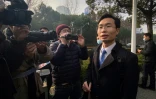 Zhang Keke (r) un des avocats de Zhang Zhan s'adresse aux journalistes devant le tribunal de Shanghai, le 28 décembre 2020