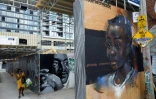 Des fresques murales représentant Martin Luther King (g) et Zianna Oliphant à "Graffiti Alley", le 11 juin 2020 à Toronto