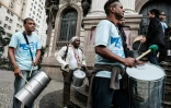 Concert de sans-abris sur les escaliers extérieurs de l'imposant Teatro Municipal, le 22 juillet 2016 à Rio