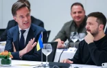 Le secrétaire général de l'Otan Mark Rutte (à gauche) et le président ukrainien Volodymyr Zelensky au siège de l'organisation, à Bruxelles, le 17 octobre 2024