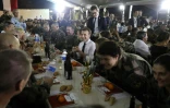 Le président français Emmanuel Macron (c) lors du repas de Noël avec les militaires français basés à Abidjan, le 20 décembre 2019