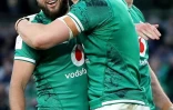 La joie des Irlandais Josh van der Flier (c) et Jamison Gibson Park après un essai marqué par le premier contre l'Ecosse, le 19 mars 2022 à Dublin