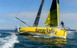Le skipper français Louis Burton, à bord de son monocoque "Bureau Vallée 2", le 16 juillet 2020 au large de Saint Malo