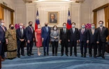 Photo diffusée par la présidence taïwanaise le 15 août 2022 de la présdiente Tsai Ing-wen (c) recevant une délégation américaine à Taipei