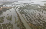 Photo prise depuis un hélicoptère, le 3 février 2026, et diffusée le 4 février 2026 par l'armée de l'air portugaise, montrant des routes et des champs inondés dans le district d'Aveiro, alors que l'agence météorologique portugaise a placé toute la côte en alerte orange à l'approche de la dépression Leonardo au-dessus de l'océan Atlantique