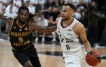 Le joueur de l'Asvel Elie Okobo (d) ballon en main devant le Monégasque Paris Lee en finale du Championnat de France, le 25 juin 2022 à Villeurbanne    