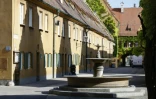Une rue de la résidence Fuggerei, le 20 mai 2025 à Augsbourg, dans le sud de l'Allemagne