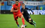 Le milieu belge Nacer Chadli à la lutte avec l'attaquant des Bleus Antoine Griezmann en demi-finale du Mondial à Saint-Pétersbourg, le 10 juillet 2018