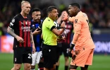 Le gardien français de l'AC Milan Mike Maignan discute avec l'arbitre de la rencontre opposant l'Inter Milan à son club en demi-finale aller de la Ligue des champions le 10 mai 2023dans le stade San Siro de Milan en Italie 