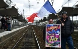 Des forains manifestent sur les rails au Mans, le 25 mars 2019, pour pouvoir continuer Ă travailler dans le centre-ville
