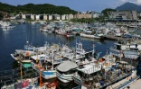 Des bateaux dans le port de Keelung, avant l'arrivée du typhon Ravi, le 8 juillet 2026 dans le nord-est de Taïwan