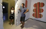 Les co-fondateurs de la Biennale d'art contemporain de Bonifacio, en Corse-du-Sud Prisca Meslier (g) et Dominique Marcellesi devant une installation de l'artiste américain Barry Mc Gee, le 21 juin 2022
