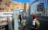 Des Haïtiens traversent la frontière entre Malpasse en Haïti et Jimani en République dominicaine pour travailler au marché binational de Jimani, le 15 mai 2024