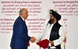 Le représentant spécial américain pour l'Afghanistan Zalmay Khalilzad et le co-fondateur du mouvement taliban  Abdul Ghani Bararad se serrent la main à Doha, le 20 février 2020. 