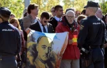 Des pro-franquistes devant le cimetière de Mingorrubio-El Pardo à Madrid, après l'exhumation du fondateur de la Phalange, José Antonio Primo de Rivera, le 24 octobre 2019