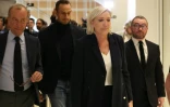 Marine Le Pen (c) quitte la salle d'audience au côté de l'avocat et ancien député européen Front national Alexandre Varaut (g), au Palais de justice de Paris, le 30 septembre 2024