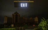 Un hôtel plongé dans le noir après le passage de l'ouragan Laura, le 27 août 2020 à Lake Charles, en Louisiane
