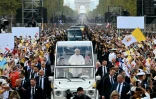 Le pape Léon XIV descend l'avenue des Champs-Elysées sous les acclamations à Paris le 26 septembre 2026