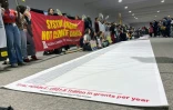 Des militants pour l'environnement manifestent silencieusement à la COP29 à Bakou pour demander aux pays riches de financer l'aide climatique pour les pays en développement, le 16 novembre 2024