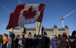 Des manifestants anti-mesures sanitaires devant le Parlement canadien à Ottawa, le 15 février 2022