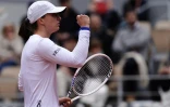 La Polonaise Iga Swiatek ren huitième de finale de Roland-Garros contre la Russe Anastasia Potapova sur le court Philippe-Chatrier le 2 juin 2024 à Paris