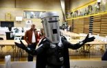 Le candidat satirique Count Binface arrive au centre de dépouillement pour connaître les résultats de l'élection législative partielle de Clacton, au Clacton Leisure Centre, dans l'est de l'Angleterre, le 14 août 2026