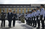 Le président portugais Marcelo Rebelo de Sousa passe en revue les forces militaires à l'occasion du 50e anniversaire de la révolution des œillets, le 25 avril 2024 à Lisbonne