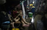 Des détenus dorment dans la prison de Quezon City à Manille le 27 juillet 2017