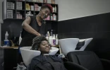 Un salon de coiffure afro spécialisé dans le cheveu naturel frisé et crépu à Bagneux (Hauts-de-Seine), le 19 octobre 2017
