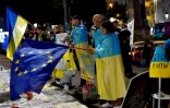Manifestants enveloppés du drapeau ukrainien à Barcelone (Espagne), le 2 mars 2022