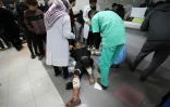 Un homme blessé reçoit des soins à l'hôpital al-Chifa dans la bande de Gaza le 25 janvier 2024