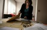 Florence Schulmann regarde des photos et des documents dans son appartement parisien, le 23 janvier 2020