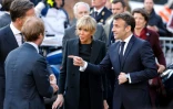 Emmanuel Macron vise le Premier ministre néerlandais Mark Rutte au Rijskmuseum d'Amsterdam avec sa femme Brigitte Macron, le 12 avril 2023