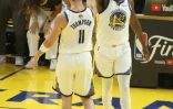 Draymond Green et Klay Thompson (N.11) s'encouragent pendant le match 5 de la finale NBA contre les Golden State Warriors le 13 juin 2022 à San Francisco