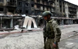 Un soldat ukrainien dans une rue de Siversk, région de Donetsk, dans l'est de l'Ukraine, le 22 juillet 2022
