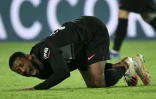Le milieu de terrain néérlandais du Paris Saint-Germain, Georginio Wijnaldum, se tord de douleur après s'être blessé lors du match de la 21e journée de Ligue 1 contre Brest, le 15 janvier 2022 au Parc des Princes