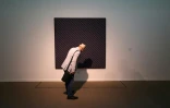 Un homme contemple une oeuvre de l'artiste américain Frank Stella à Téhéran, le 22 août 2022