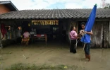 Des habitants remettent en état leur maison inondée après le passage de la tempête Pabuk dans le sud de la Thaïlande, le 5 janvier 2019