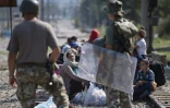 Des migrants attendent pour traverser la frontière entre la Grèce et la Macédoine, près de Gevgelija, le 20 septembre 2015