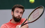 Quentin Halys face à l'Américain John Isner à Roland-Garros, le 22 mai 2022  