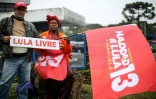 Des partisans de Fernando Haddad, le 8 octobre 2018 à Curitiba, dans le sud du Brésil