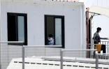 Un migrant dans le centre d'accueil de l'île italienne de Lampedusa le 4 août 2022