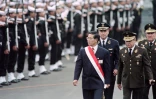 Le président péruvien Alberto Fujimori passe en revue la garde d'honneur sur la Plaza de Armas, à Lima, le 28 juillet 1995